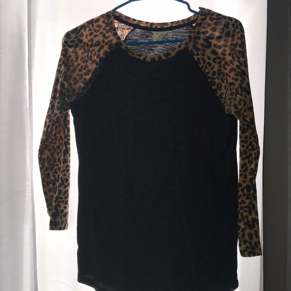 VS PINK cheetah/black baseball tee